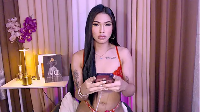 Snapshot of Megan_sativa chatting on November 17, 6:19 am Megan sativa online show from November 17, 6:19 am