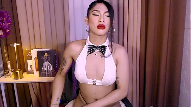 Snapshot of Megan_sativa chatting on November 21, 7:51 am Megan sativa online show from November 21, 7:51 am