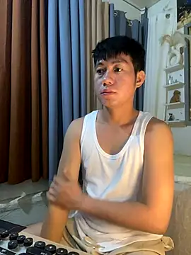 Snapshot of xshyboyx chatting on January 7, 2:52 pm xshyboyx online show from January 7, 2:52 pm