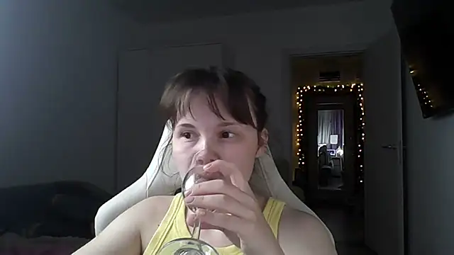 Snapshot of Qaynii chatting on September 13, 8:30 pm Qaynii online show from September 13, 8:30 pm