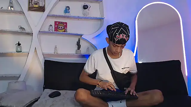 Snapshot of PRETTY_SEX1 chatting on October 18, 1:12 pm PRETTY SEX1 online show from October 18, 1:12 pm