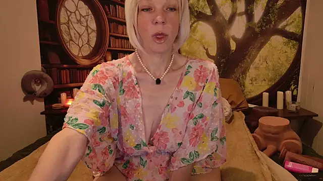 HaileeAtHome online show from July 7, 11:03 am