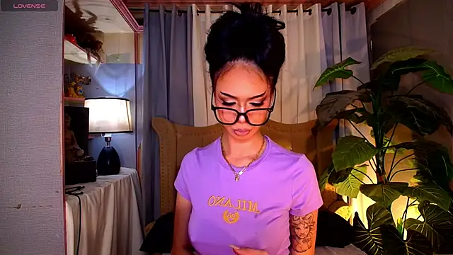 Snapshot of UrMassiveCockSabrinaOnTop chatting on November 14, 5:33 pm UrMassiveCockSabrinaOnTop online show from November 14, 5:33 pm