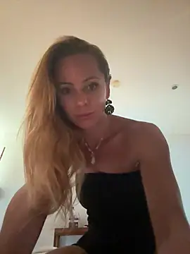 Snapshot of amelialorenz chatting on June 22, 2:13 am amelialorenz online show from June 22, 2:13 am