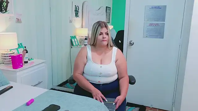 KiimBrooks online show from December 21, 11:06 am