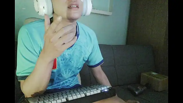 Snapshot of boyhigh1997 chatting on June 22, 8:11 am boyhigh1997 online show from June 22, 8:11 am