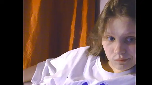 Snapshot of Lunliss chatting on April 4, 7:33 pm Lunliss online show from April 4, 7:33 pm