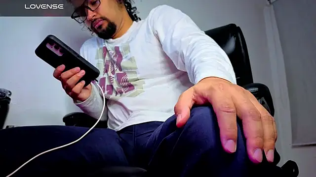 Snapshot of Ernesto-Rodriguez82 chatting on March 3, 12:28 am Ernesto-Rodriguez82 online show from March 3, 12:28 am