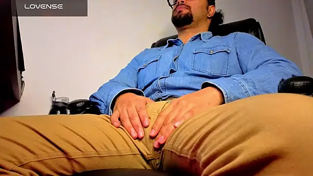 Snapshot of Ernesto-Rodriguez82 chatting on March 7, 2:19 am Ernesto-Rodriguez82 online show from March 7, 2:19 am