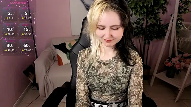 Snapshot of girl_next_doorr chatting on April 19, 6:10 pm girl next doorr online show from April 19, 6:10 pm