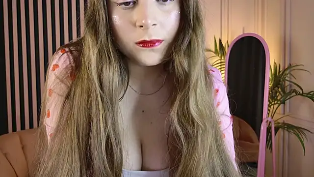 Snapshot of Queen_Michelle_ chatting on December 19, 10:28 pm Queen Michelle online show from December 19, 10:28 pm