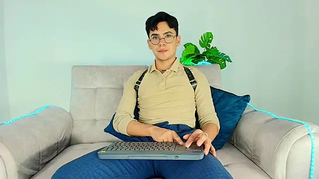 CamiiGuzmanX online show from September 24, 7:50 pm