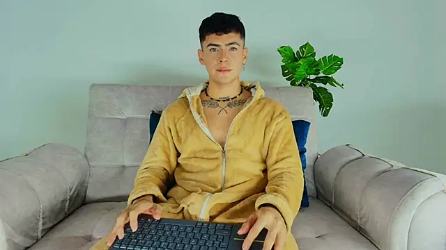 CamiiGuzmanX online show from October 8, 7:55 pm