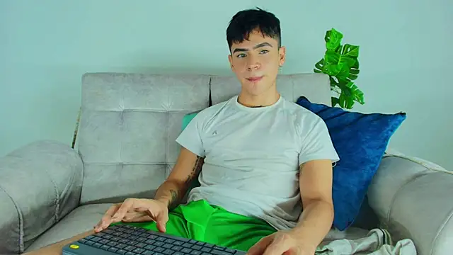 CamiiGuzmanX online show from October 13, 8:20 pm