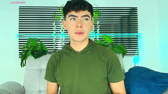 CamiiGuzmanX online show from January 14, 8:14 pm