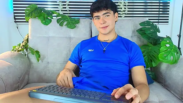 CamiiGuzmanX online show from May 21, 9:33 pm