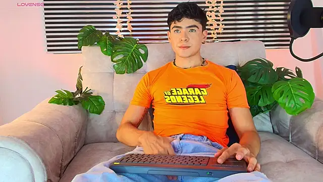 CamiiGuzmanX online show from June 5, 8:03 pm