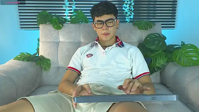 CamiiGuzmanX online show from June 11, 9:35 pm