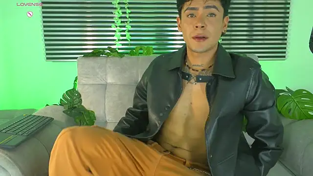CamiiGuzmanX online show from June 18, 9:30 pm
