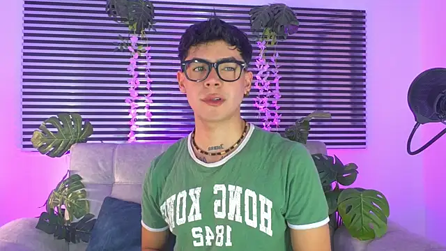 CamiiGuzmanX online show from June 24, 5:56 pm