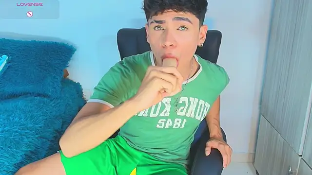 CamiiGuzmanX online show from July 30, 7:35 pm