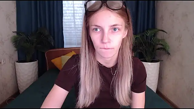 HitGyrl online show from October 9, 8:01 am