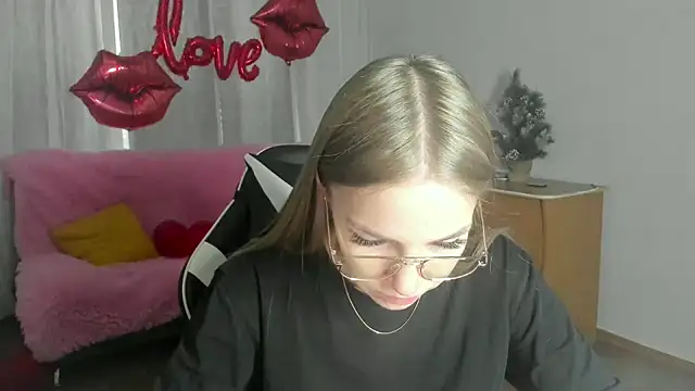 HitGyrl online show from March 3, 1:12 am