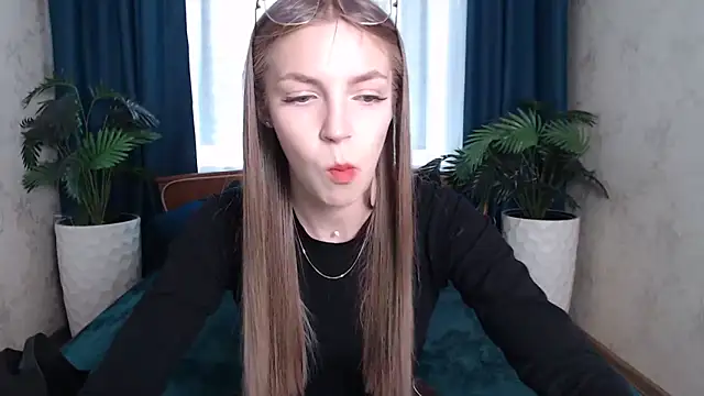 Snapshot of HitGyrl chatting on May 18, 8:09 am HitGyrl online show from May 18, 8:09 am