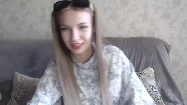 Snapshot of HitGyrl chatting on June 3, 7:55 am HitGyrl online show from June 3, 7:55 am