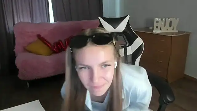 Snapshot of HitGyrl chatting on June 5, 7:03 am HitGyrl online show from June 5, 7:03 am