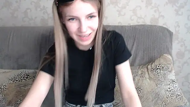 Snapshot of HitGyrl chatting on June 23, 1:09 pm HitGyrl online show from June 23, 1:09 pm