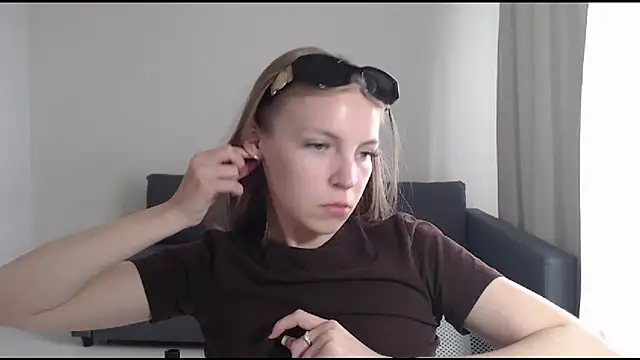 Snapshot of HitGyrl chatting on July 10, 6:50 am HitGyrl online show from July 10, 6:50 am