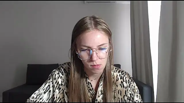 Snapshot of HitGyrl chatting on July 14, 8:08 am HitGyrl online show from July 14, 8:08 am