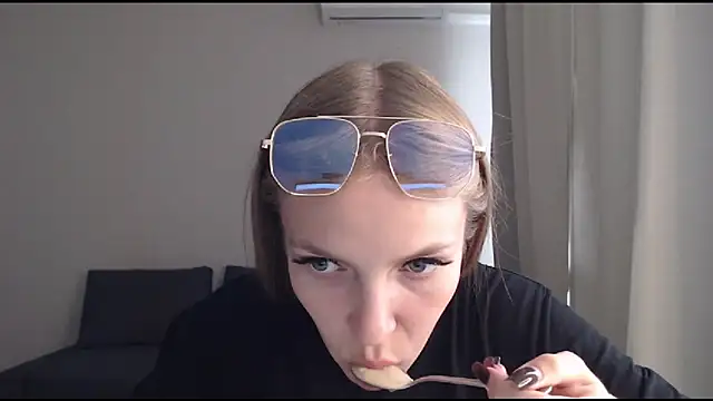 Snapshot of HitGyrl chatting on August 1, 8:13 am HitGyrl online show from August 1, 8:13 am