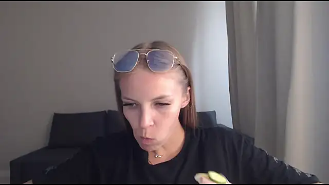 Snapshot of HitGyrl chatting on August 4, 9:01 am HitGyrl online show from August 4, 9:01 am