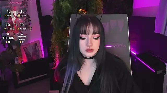 Snapshot of LiliLuna chatting on February 8, 4:21 pm LiliLuna online show from February 8, 4:21 pm