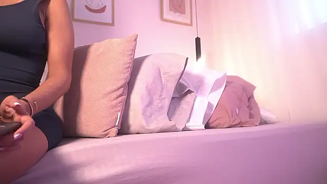 tinnymonroe online show from March 13, 10:05 pm