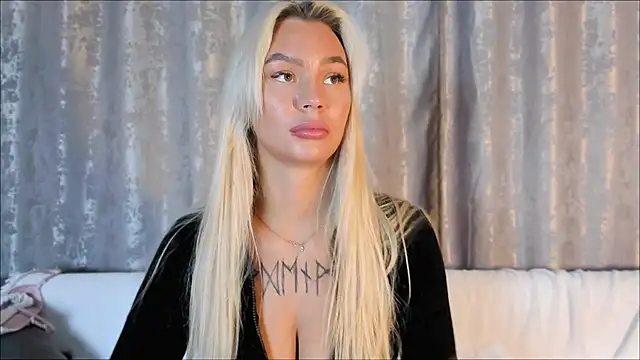 Snapshot of Eva_Re chatting on October 17, 6:05 am Eva Re online show from October 17, 6:05 am