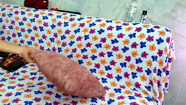 Snapshot of Luna_logan chatting on December 15, 4:06 am Luna logan online show from December 15, 4:06 am