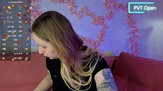 Snapshot of Rina_Panic chatting on November 23, 4:23 am Rina Panic online show from November 23, 4:23 am