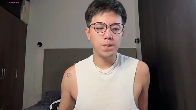 Snapshot of Addictiveboi chatting on May 9, 2:17 am Addictiveboi online show from May 9, 2:17 am