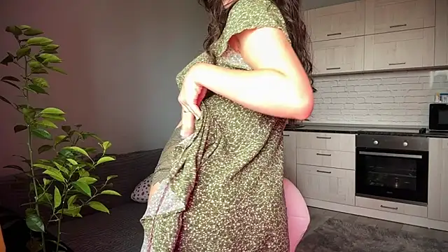 Snapshot of Luna_Raee chatting on September 20, 7:42 am Luna Raee online show from September 20, 7:42 am