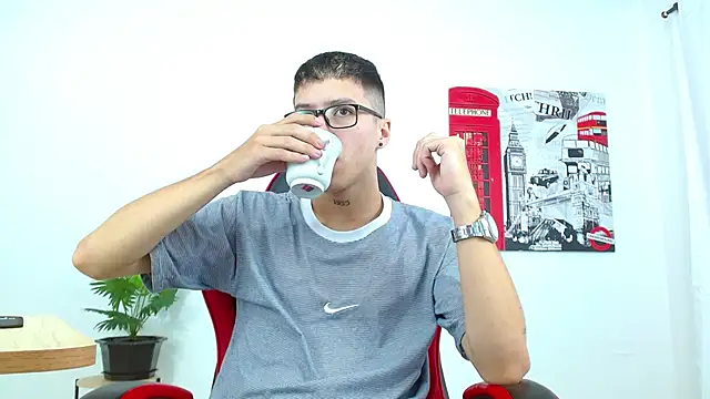 Snapshot of Cumandres18 chatting on September 17, 1:57 pm Cumandres18 online show from September 17, 1:57 pm