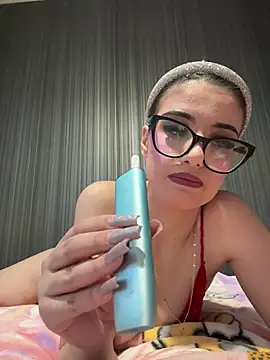 Snapshot of Larra69 chatting on May 15, 3:41 pm Larra69 online show from May 15, 3:41 pm