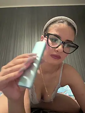 Snapshot of Larra69 chatting on May 20, 5:41 pm Larra69 online show from May 20, 5:41 pm