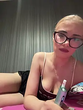 Snapshot of Larra69 chatting on June 4, 5:41 pm Larra69 online show from June 4, 5:41 pm