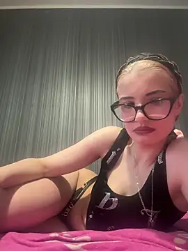 Snapshot of Larra69 chatting on June 10, 4:39 pm Larra69 online show from June 10, 4:39 pm