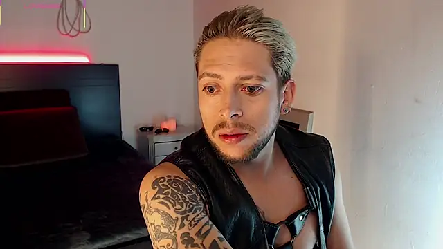 Snapshot of MaaxxxRider chatting on November 1, 4:25 am MaaxxxRider online show from November 1, 4:25 am