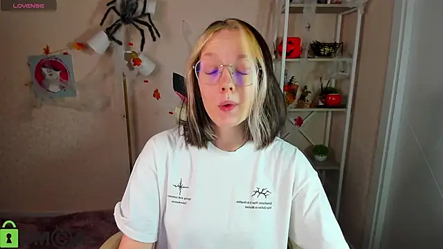 Snapshot of R0cket_bunny chatting on November 6, 1:06 am R0cket bunny online show from November 6, 1:06 am