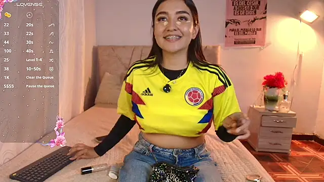 Snapshot of sweet_artemiis chatting on June 23, 8:18 pm sweet artemiis online show from June 23, 8:18 pm